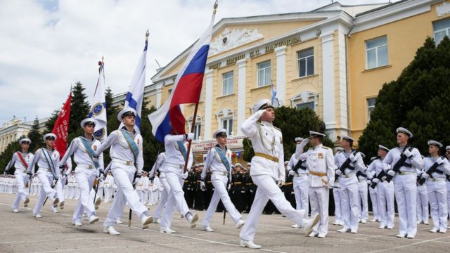 Marcha con la bandera de Rusia en Crimea.