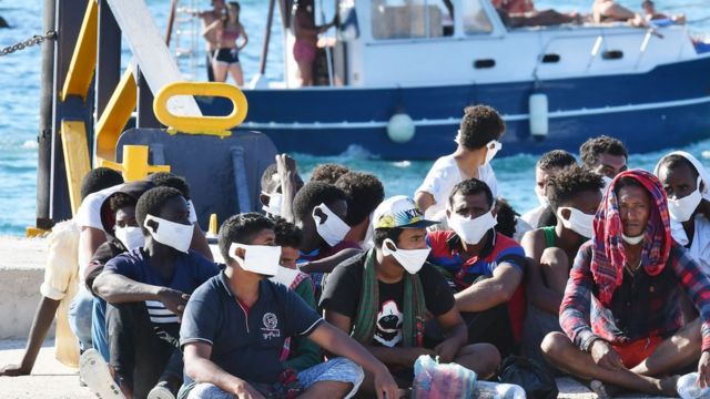 مهاجرون غير شرعيين على شواطئ إيطاليا بعد أن أنقذتهم البحرية الإيطالية من الغرق
