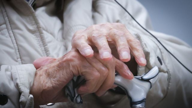 Manos de Irmgard Furchner con un bastón durante el juicio