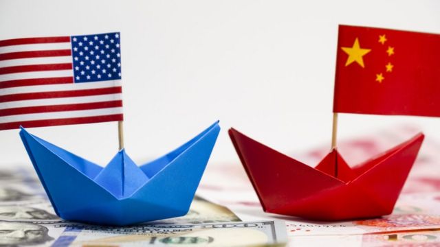 Barcos de papel con las banderas de Estados Unidos y China.