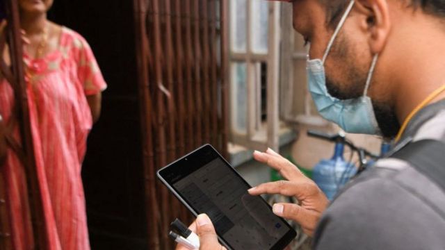 गत भदौ महिनामा काठमाण्डूमा जनगणनाका लागि घरधुरी सङ्कलनको काम गर्दै एक गणक