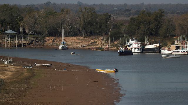 Una imagen de barcos encallados en el Paraná en Rosario