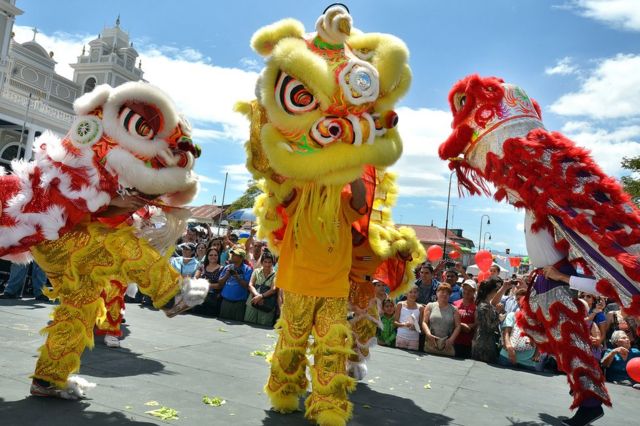 Desfile chino en las calles de San José con motivo del Año Nuevo chino, en 2013.