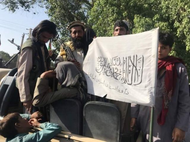 Militants dey display flag for Jalalabad