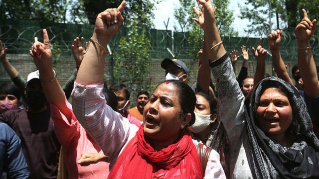 خرجت مظاهرات للاحتجاج على مقتل معلمة في إحدى المدارس الحكومية في قرية غوبالبورا، جنوبي كشمير