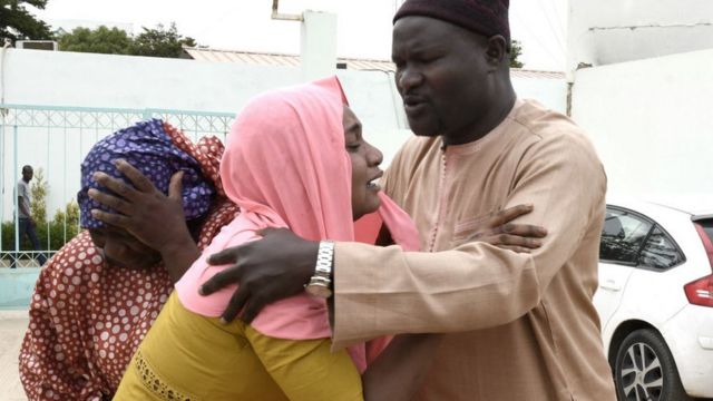 Hastane önünde ağlayan aileler