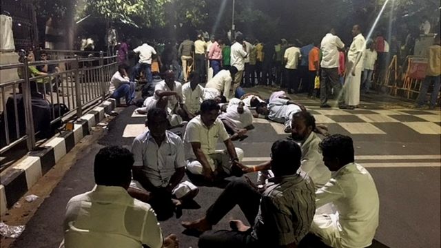 तमिलनाडु की मुख्यमंत्री जे जयललिता के घर के बाहर बैठे लोग