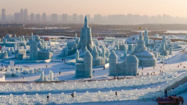 منظر واسع لمدينة الجليد في مهرجان هاربين للجليد