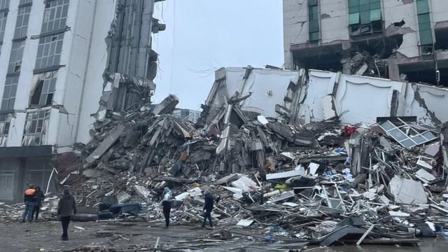 многоквартирный дом был сильно разрушен в портовом городе Искендерун