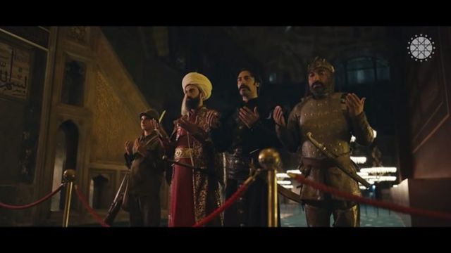 سربازان ترک از دوره‌های مختلف تاریخی در ایاصوفیه عبادت می‌کنند