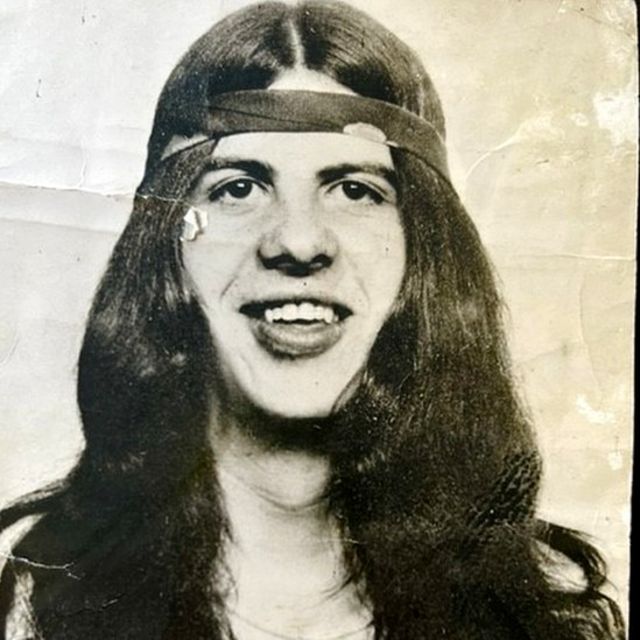 Jim Mitchell con el pelo largo en una foto en blanco y negro