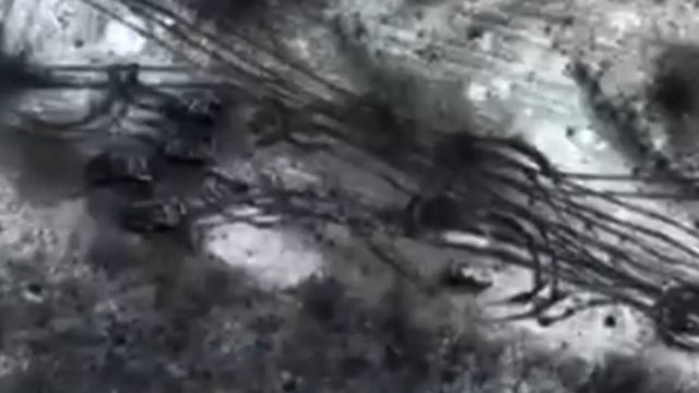Скриншот відео з розбитою колоною російської техніки