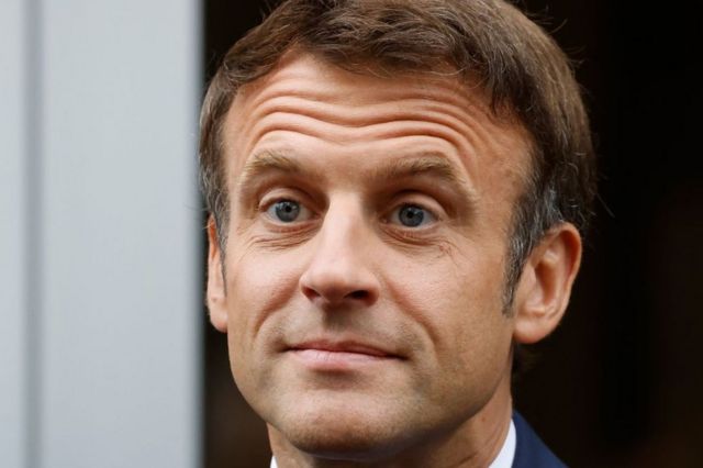 Emmanuel Macron arrivant pour voter lors de la deuxième étape des élections législatives françaises dans un bureau de vote du Touquet, dans le nord de la France