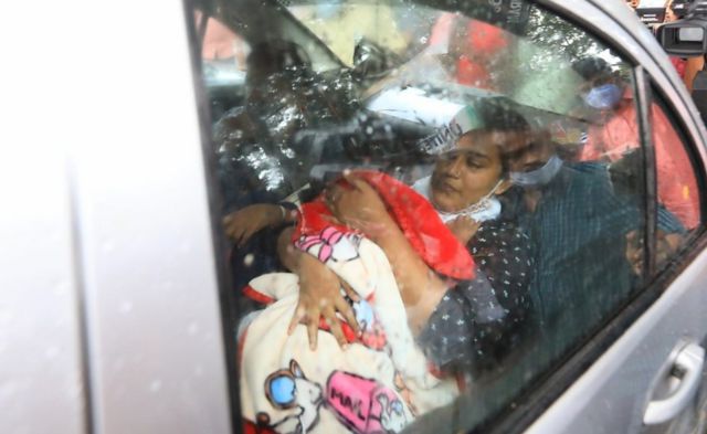 குழந்தையுடன் அனுபமா