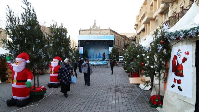 Bakıda Yeni ilin yolkasını bəzəyirlər