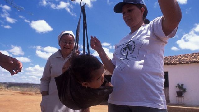 Bebê é pesada por voluntárias da Pastoral da Criança