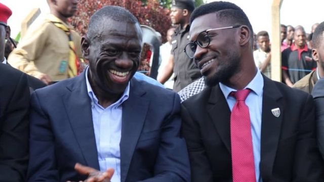 Kizza Besigye (ibumoso) na Bobi Wine bagiye bahura kenshi ngo bagerageze guhuza umurongo wa politiki