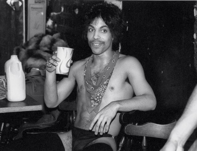 Prince bebendo suco de laranja nos bastidores da turnê 'Dirty Mind' de 1981