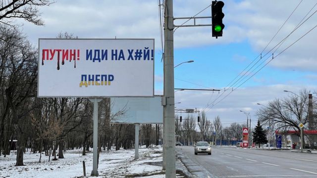 Dnipro'da Vladimir Putin'e "nereye gitmesi gerektiğini" yazan pano.