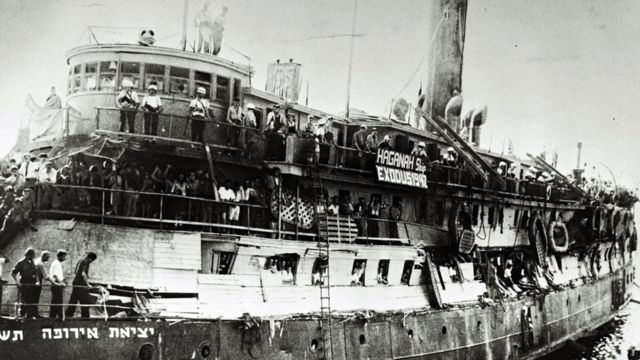 Barco cargado de refugiados judíos procedentes de Europa llegando al puerto de Haifa, durante el Mandato Británico sobre Palestina, en 1947.