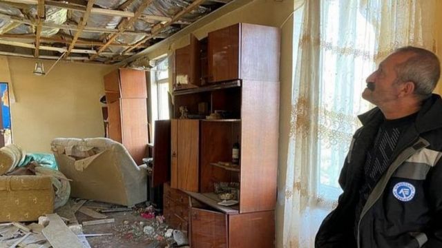 স্পেনাকার্টের কাছে এক আর্মেনীয় গ্রামের বাসিন্দা আসোট আগিয়ানিয়ান বিবিসিকে দেখাচ্ছেন কিভাবে ক্ষেপণাস্ত্রের আঘাতে তার বাড়ি মারাত্মকভাবে বিধ্বস্ত হয়ে গেছে।