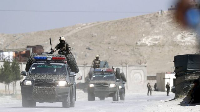 Sebuah foto menunjukkan petugas keamanan Afghanistan mengamankan lokasi ledakan bom truk yang menyasar penginapan yang sering menjadi tempat menginapnya kontraktor asing setelah kelompok Taliban menyerang kompleks tersebut di luar Kabul, Afghanistan, 1 Agustus 2016.