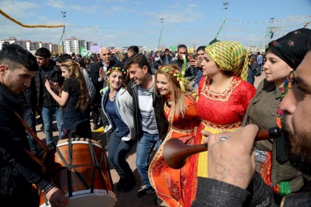احتفال الأكراد في يوم نوروز في ديار بكر بتركيا. 2017