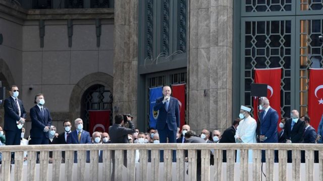 رجب طيب أردوغان ملقيا كلمة بعد صلاة الجمعة خلال افتتاح المسجد في ساحة تقسيم الشهيرة بإسطنبول، في 28 مايو/أيار 2021