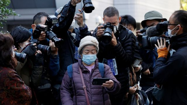Warga Jepang menonton jumpa pers Putri Mako