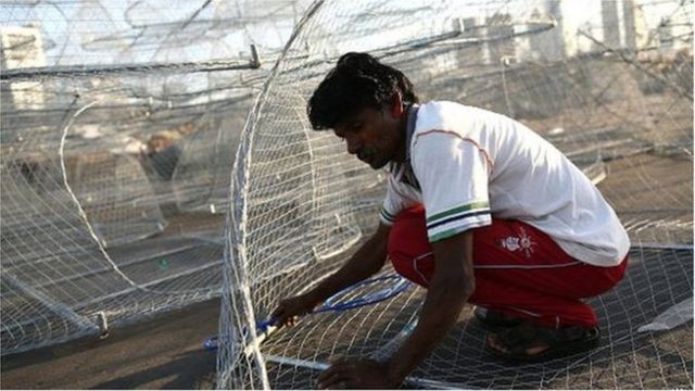 কাজে ব্যস্ত এক শ্রমিক।