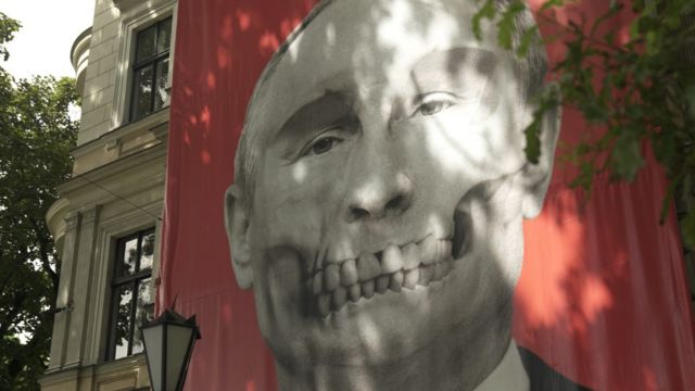 Mural wajah Putin di Latvia