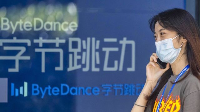 上海字节跳动办公楼外一名女士在用手机通电话（3/8/2020）