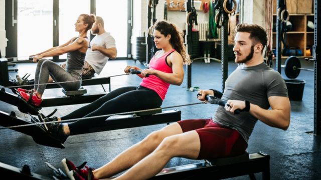 Gente en el gimnasio