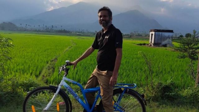 Sridhar Vembu en una bicicleta