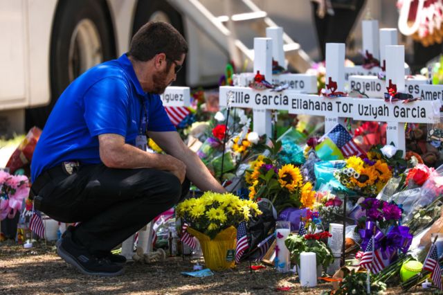 Pessoas visitam memorial para as vítimas do massacre na Robb Elementary School em 28 de maio de 2022 em Uvalde, Texas