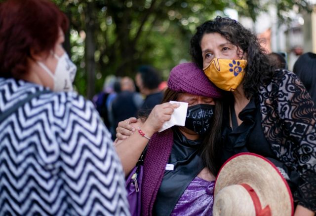Meksika'nın başkenti Mexico City'de bir protesto düzenleyen kadınlar, "Luz için adalet" yazan pankartlar taşıdı
