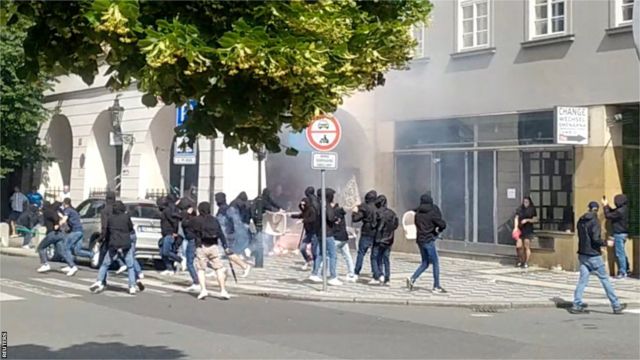 Incidente de Biraghi com adeptos do West Ham interrompe partida