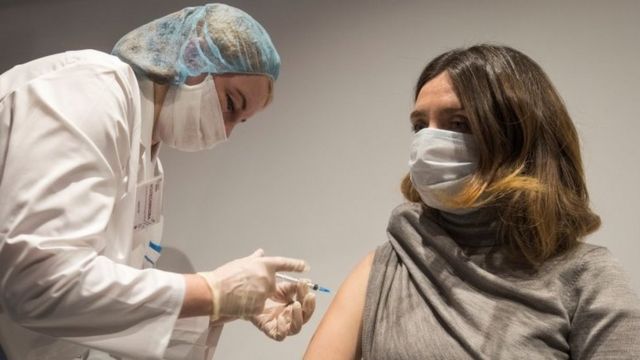 Una mujer es vacunada contra el coronavirus en Rusia.