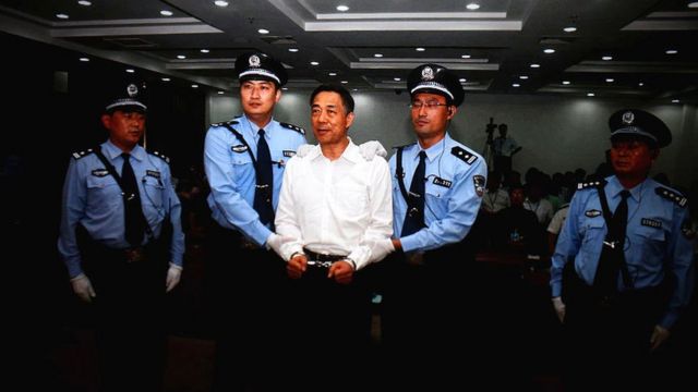 2013年9月22日，薄熙来（中）被法庭宣判时的资料画面。