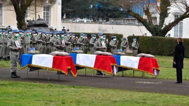 La ministre française de la défense Florence Parly rend hommage à trois soldats tués au Mali lors d'une cérémonie en France, le 5 janvier 2021