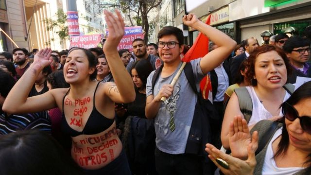 Celebran en las calles de Santiago de Chile por decisión del Tribunal Constitucional sobre el aborto.