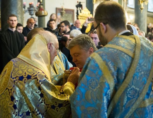 Петр Порошенко причащается во время литургии в храме Святого Георгия