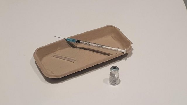 Bandeja, seringa e vacina