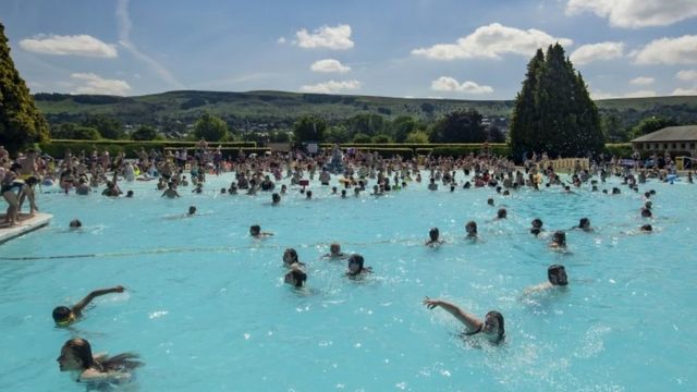 英国今年夏季天气炎热干燥，增加了人们对户外游泳的兴趣（Credit: PA Media）(photo:BBC)
