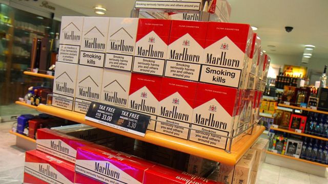 Venta de cigarrillos Marlboro en el "duty free" del aeropuerto de México