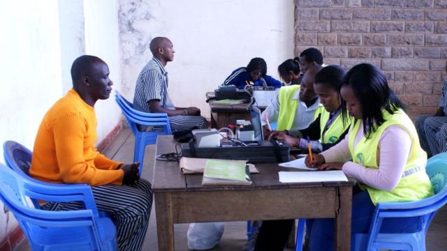 Wafungwa nchini Kenya wakijisajili katika sajili za wapiga kura