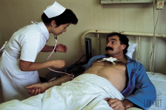 El fotóperiodista Igor Kostin en el Hospital de Hiroshima durante un examen en el Instituto de Medicina Radiológica.