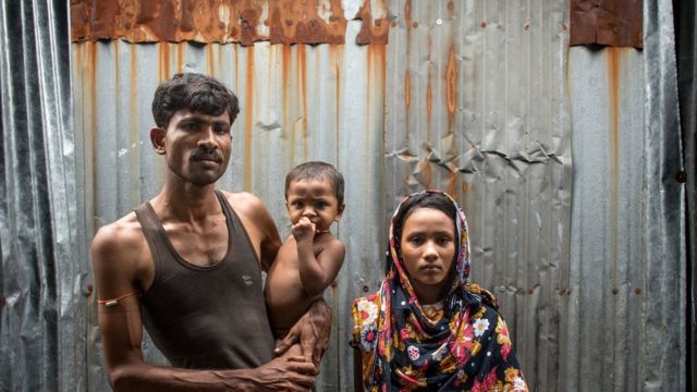 عائلة من بنغلاديش تعيش في بيت من صفيح