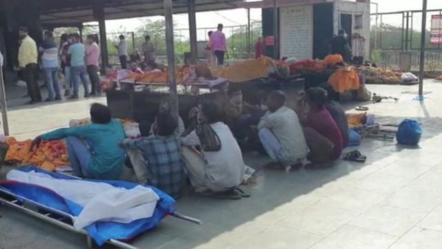 புனேயில் உடல்களுடன் காத்திருக்கும் மக்கள்