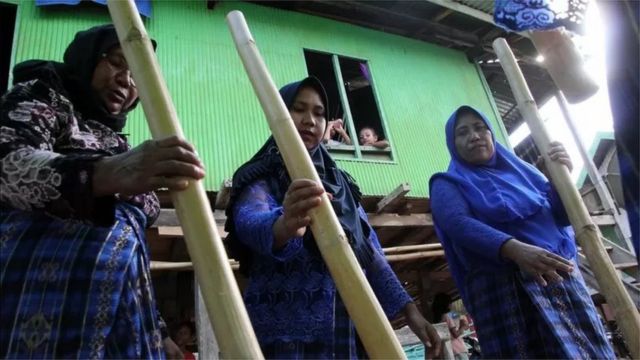 Warga Kampung Komodo menggantungkan hidup pada sektor pariwisata.